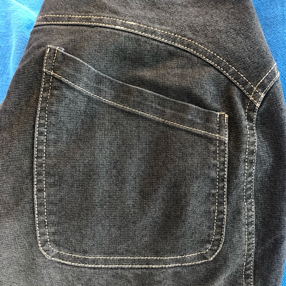BLACK DENIM CAPRIS